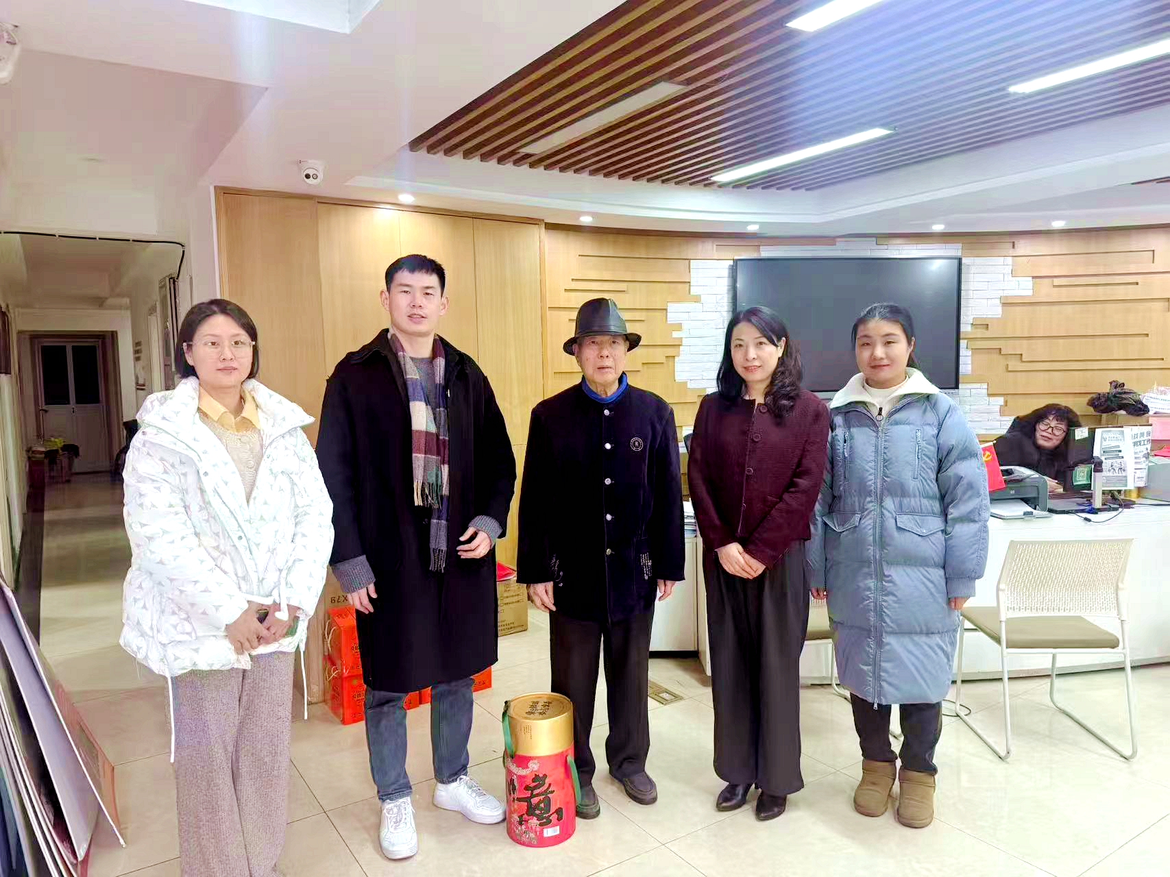 浙茶集团第一党支部联合所巷社区党委开展困难党员关爱活动