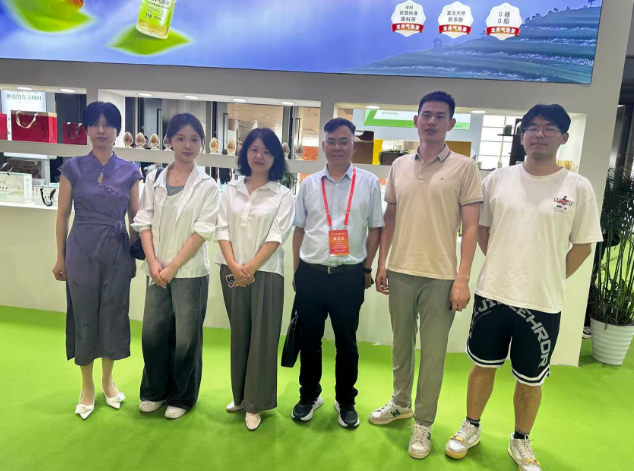浙茶集团第一党支部助力第八届中国国际星空体育在线网址博览会